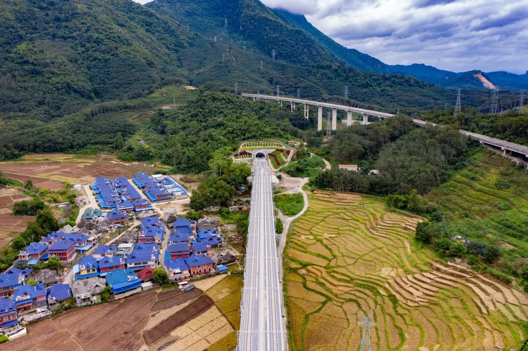 中老鐵路全線鋪軌完成 計(jì)劃今年內(nèi)開(kāi)通運(yùn)營(yíng)