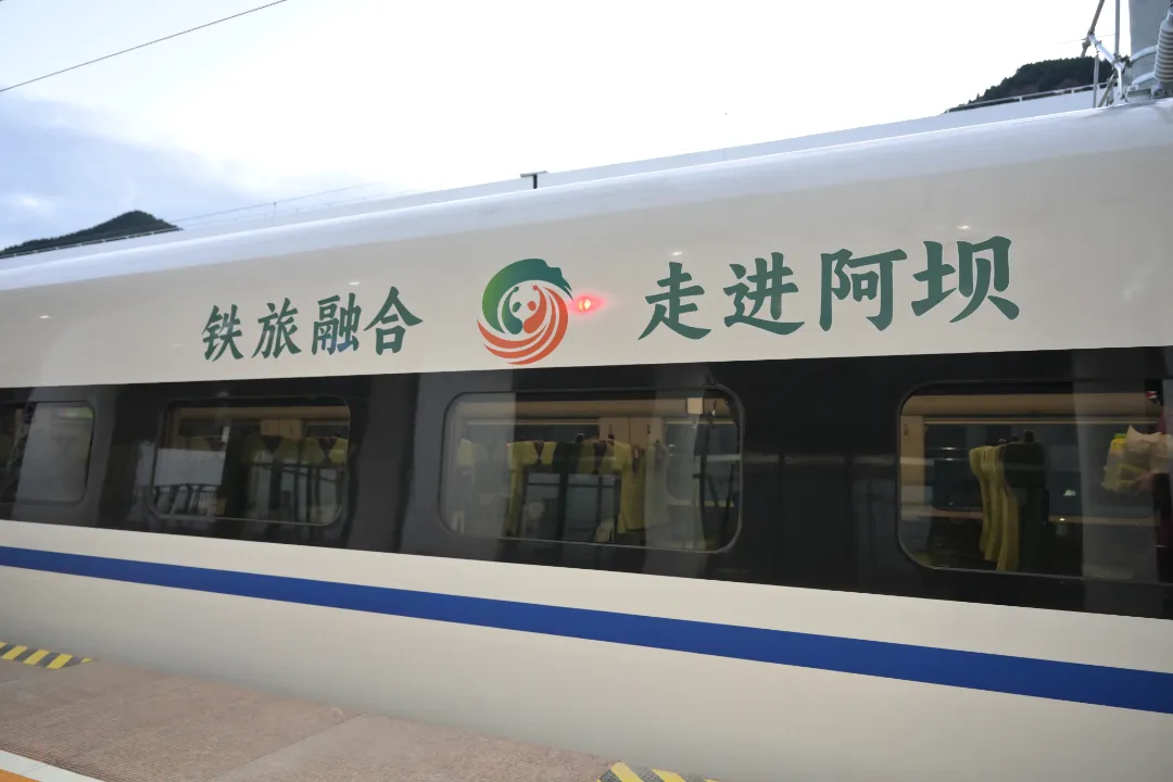 川青鐵路9組CRH2G型高寒動(dòng)車組新涂裝，來(lái)一飽眼福吧！